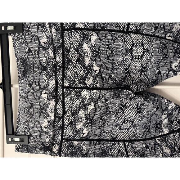 Zyia Active Light N Tight Crop Leggings black and white snakeskin print size M - Picture 5 of 6